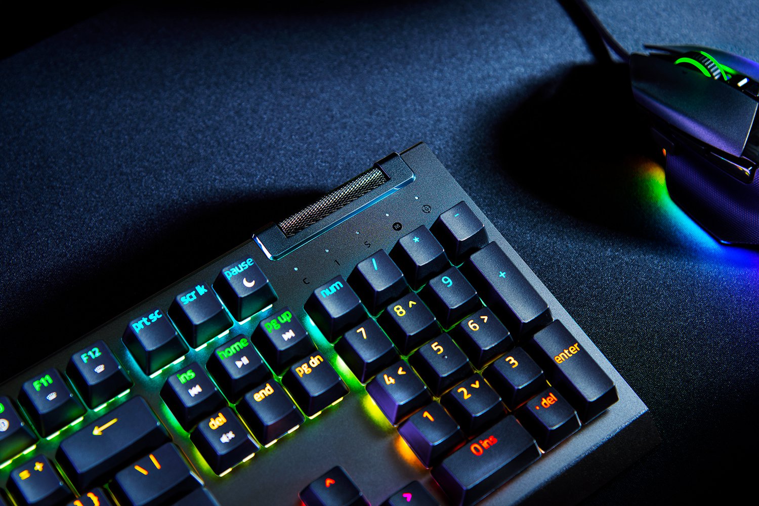 Razer BlackWidow V4 ゲーミングキーボード 未使用 BlackWidow V4 Pro 75% 有線/USB無線/Bluetooth対応 75%英語配列